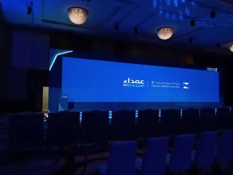 تأجير وتركيب شاشة LED مستقيمة للمعارض والمؤتمرات في الرياض — صورة 2 | الأحداث الأنيقة