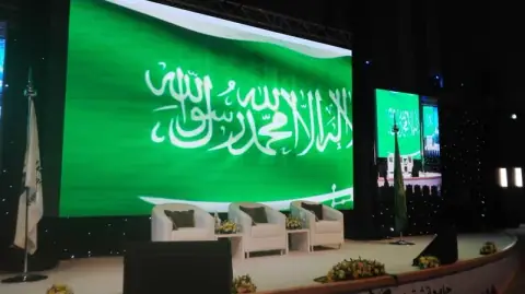 تأجير وتركيب شاشة كيرف للمعارض والمؤتمرات في الرياض — صورة 3 | الأحداث الأنيقة